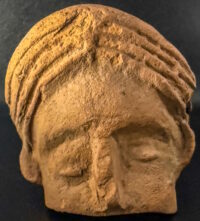 Cabeça de terracota encontrada no Forte Romano Magna – The History Blog