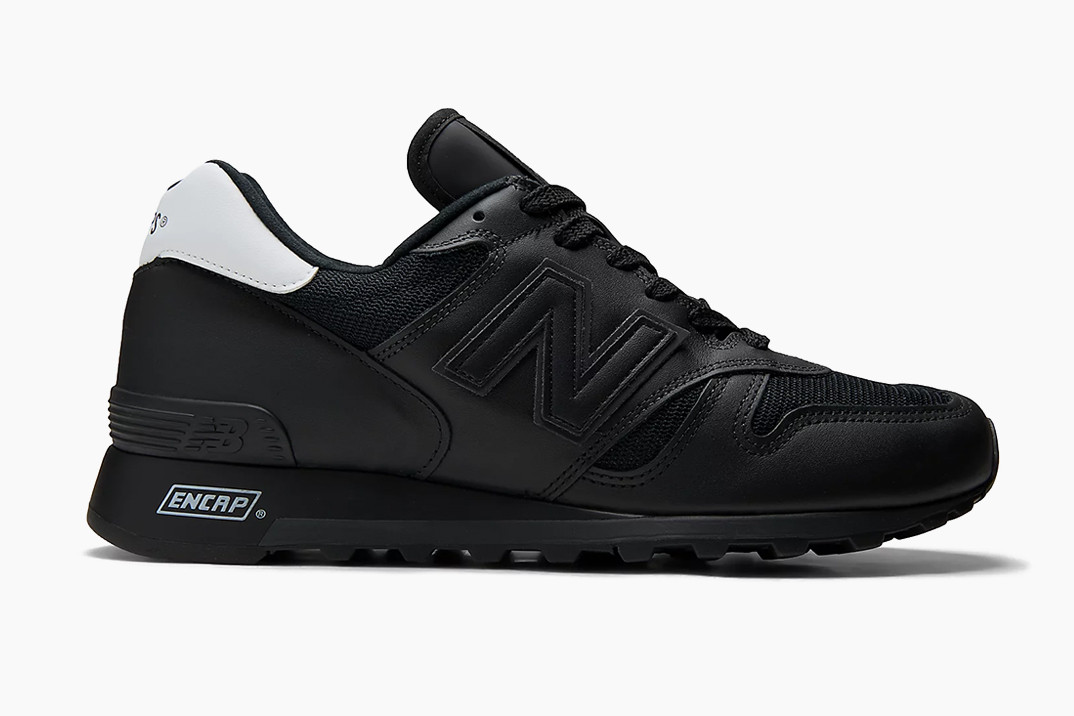 New Balance usa WTAPS em um blacked-out Made in USA 1300