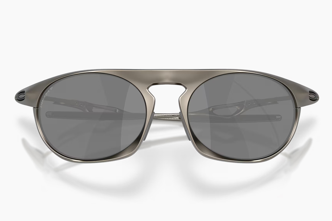 A jaqueta Neo da Oakley reimagina a era do X-Metal com alumínio leve e lentes polarizadas pretas Prizm