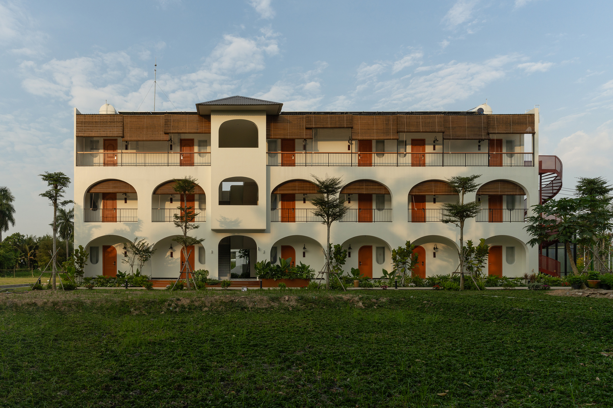 Sadec Garden Hotel / PAU Arquitetos