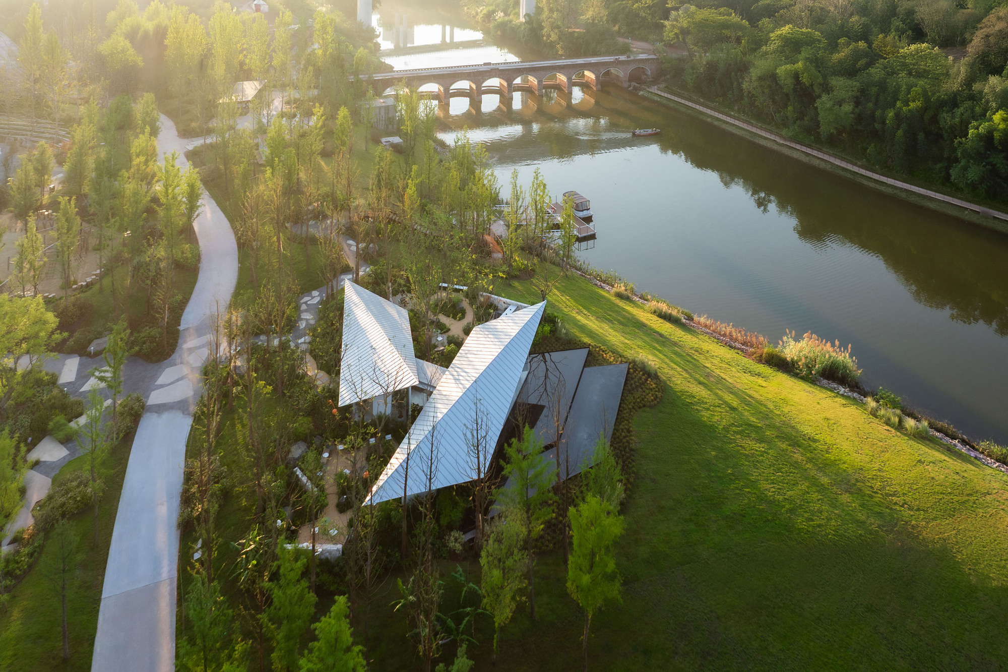Chongqing Luxerivers Café / Wide Horizon + Epiphany Architects