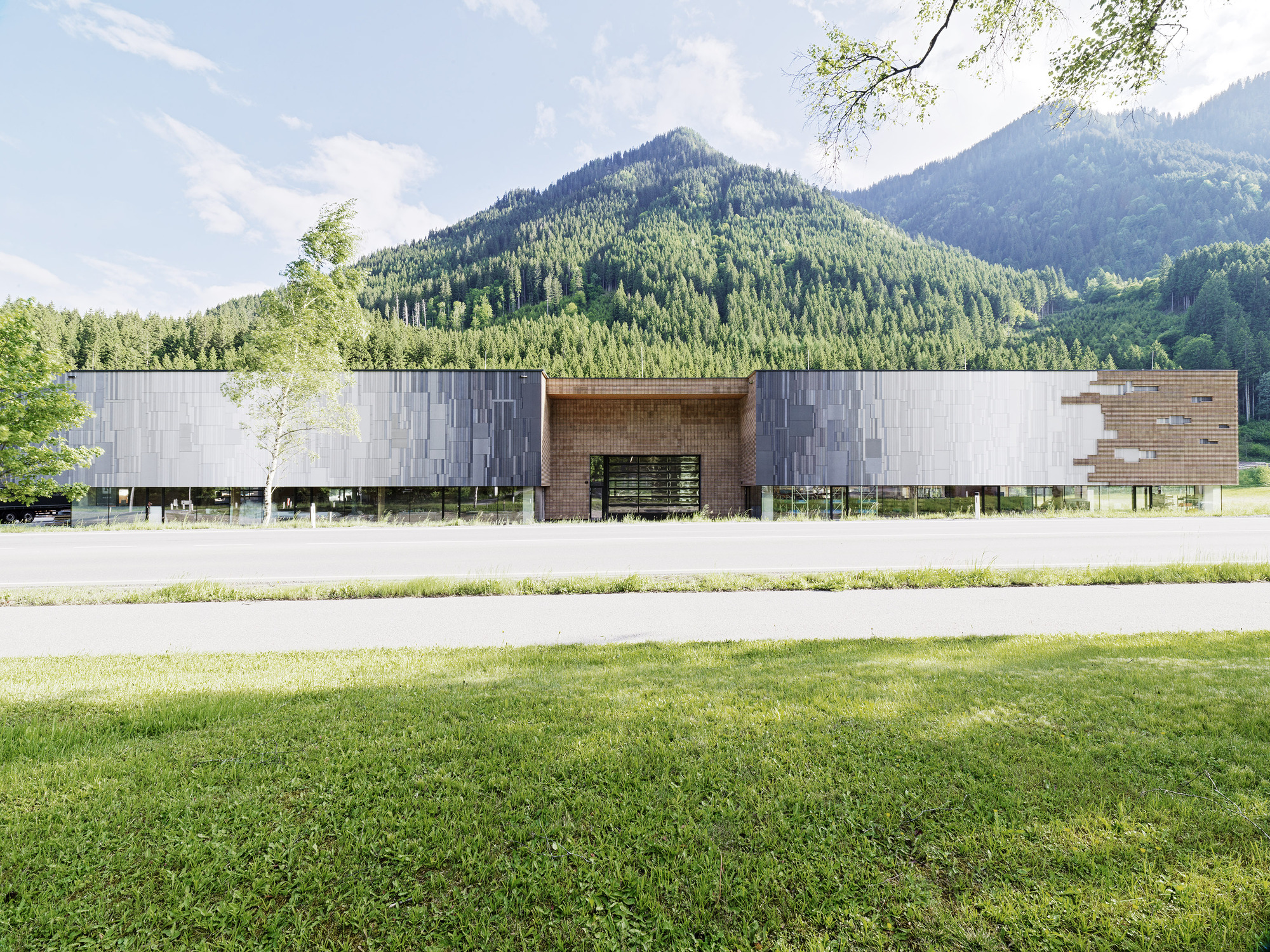 Projetando com o que existe: a expansão da sede da Rieder transforma materiais residuais em design de fachada