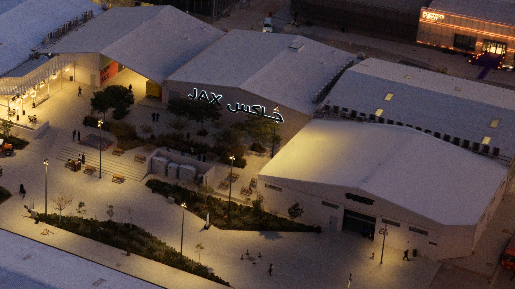 Bienal de Arte Contemporânea de Diriyah 2026 é inaugurada no distrito JAX, na Arábia Saudita