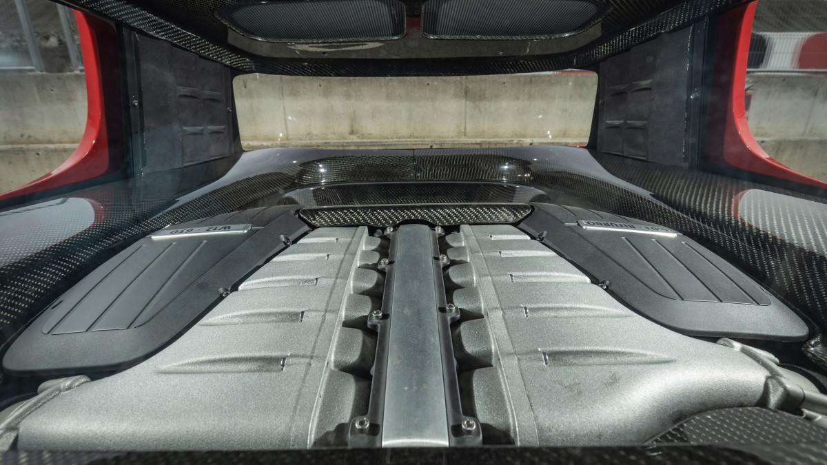 Volkswagen dá pintura nova ao Golf GTI com motor W12 em comemoração ao 50º aniversário