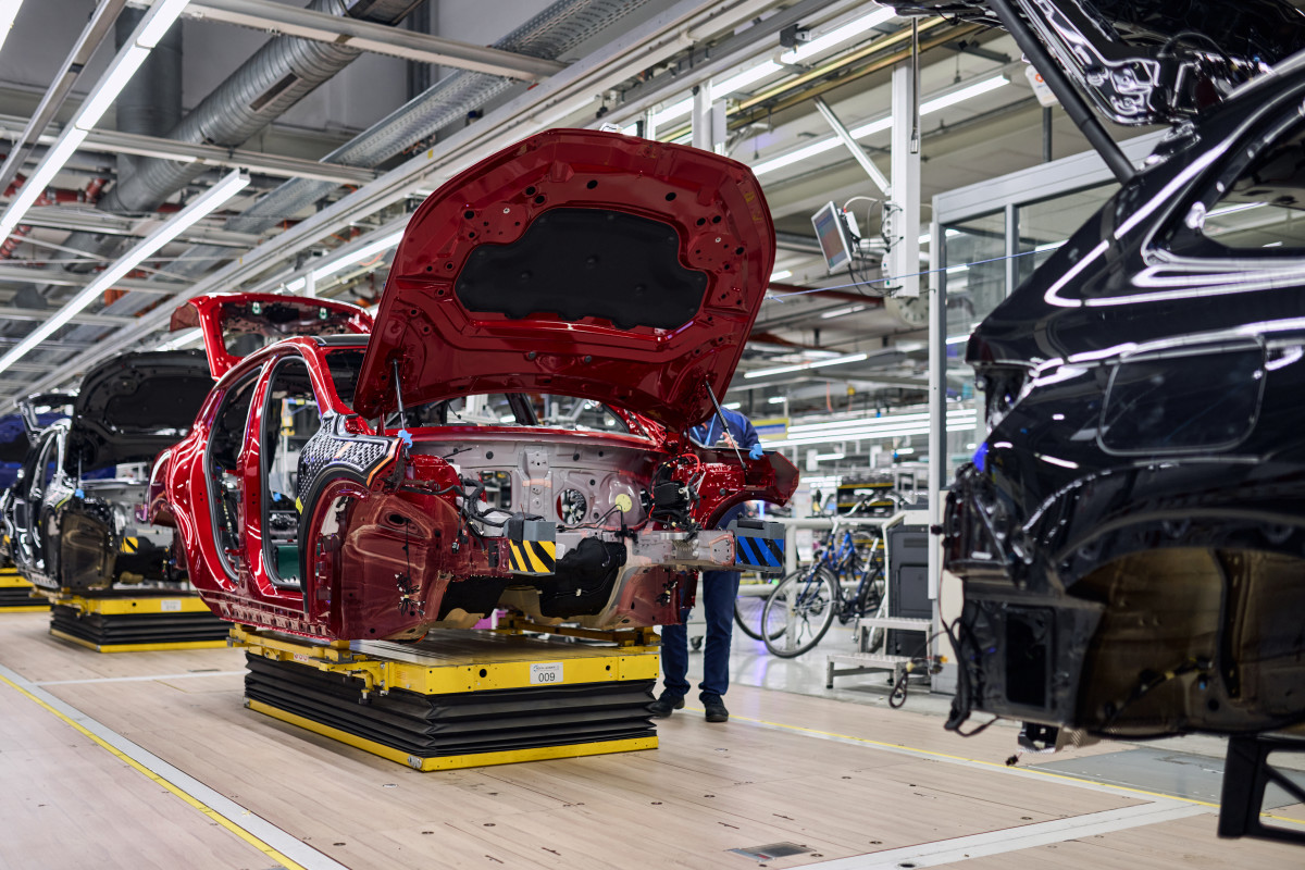 A fábrica da BMW em Regensburg agora constrói um carro a cada 57 segundos