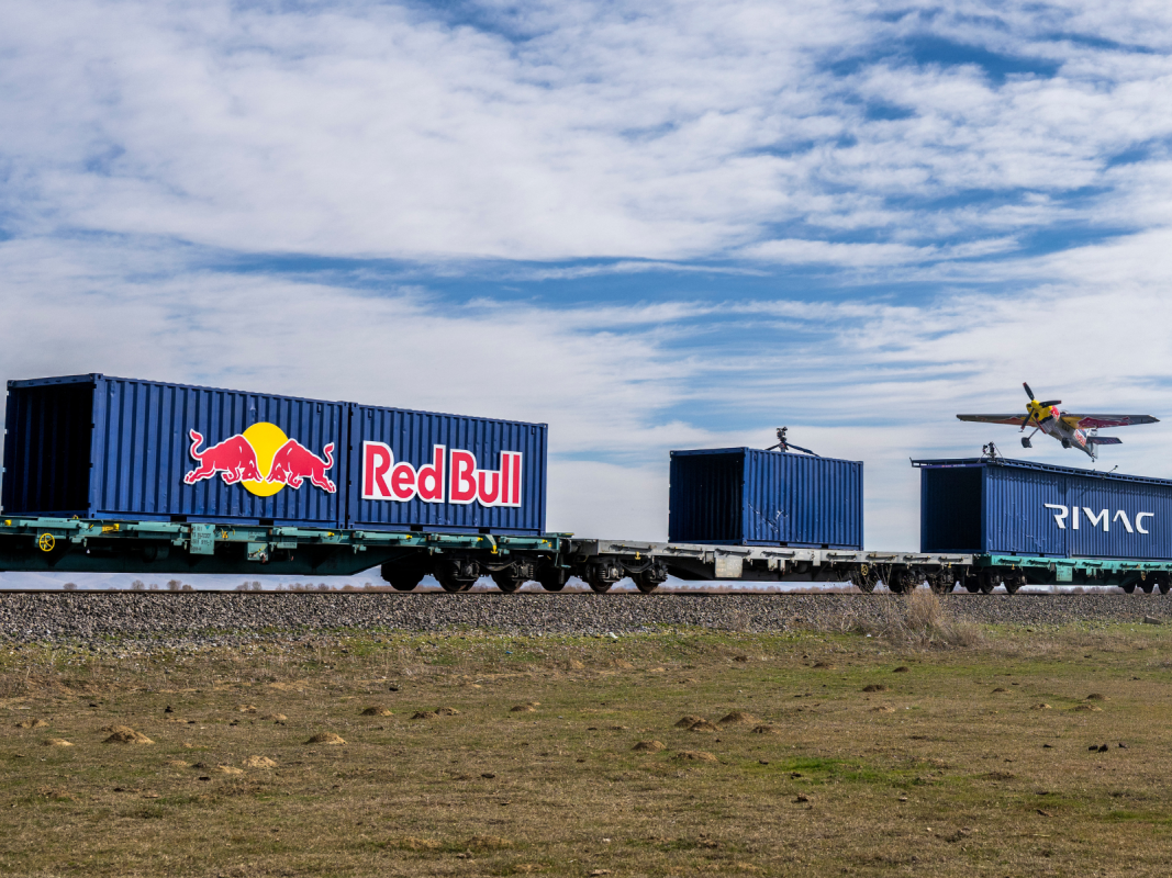 Nevera de 1.914 HP da Rimac ajudou um avião a pousar em um trem em movimento