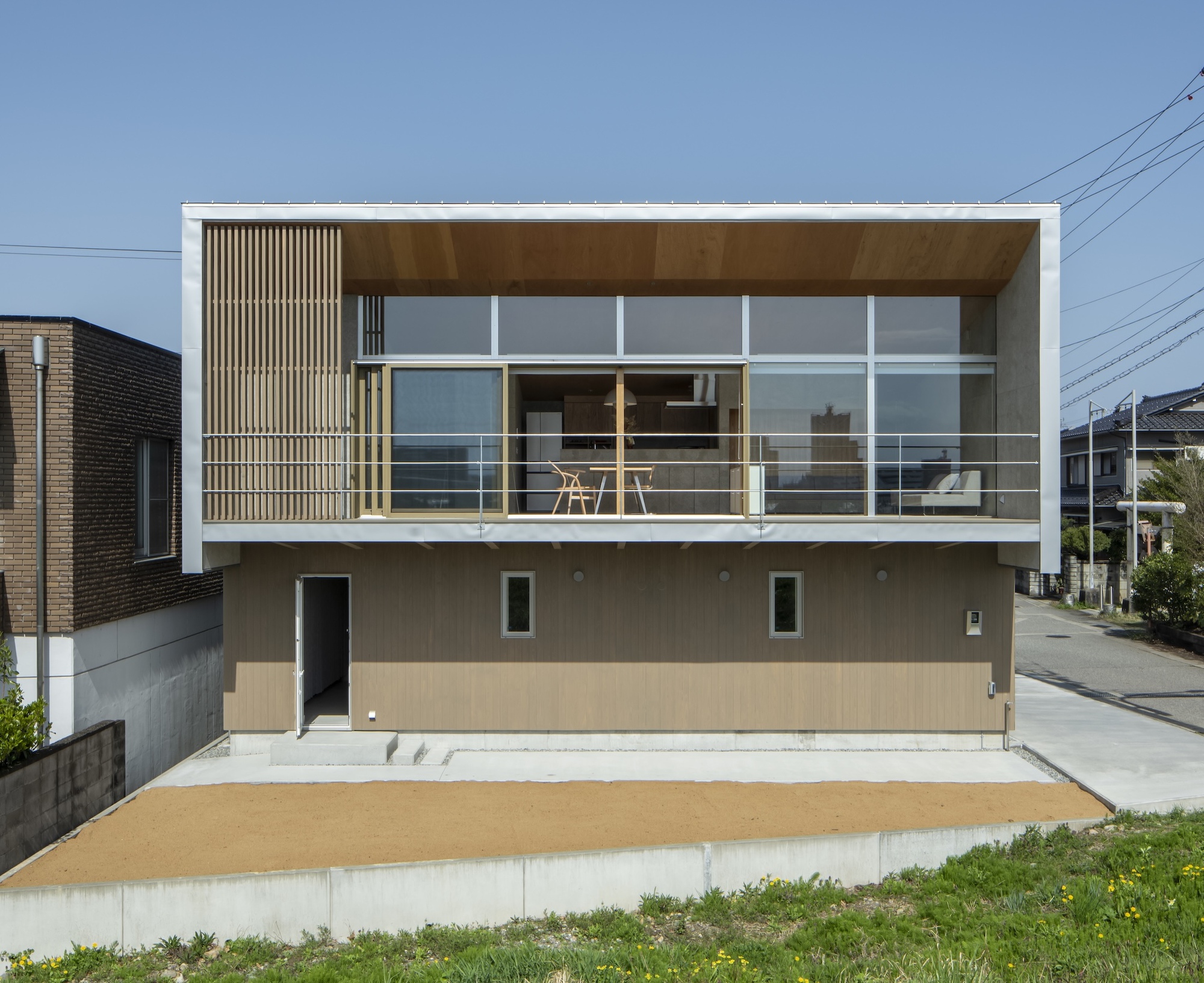 A casa que cria uma vista / studioSHUWARI Inc.