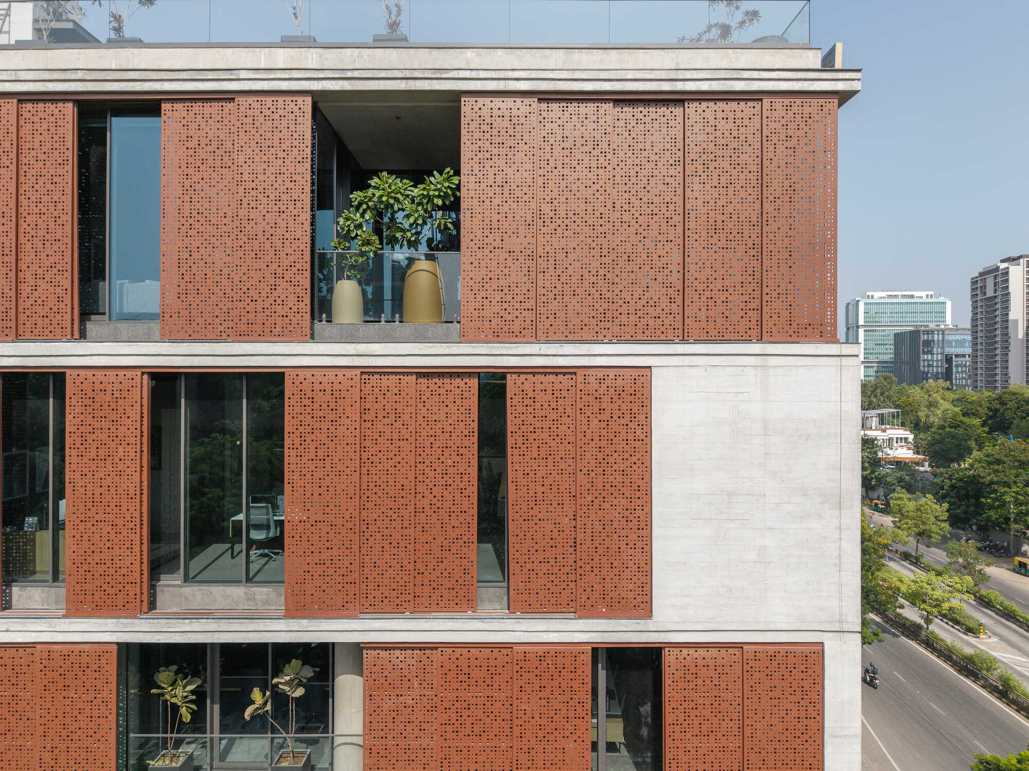 O local de trabalho claro e preto / MODO Designs