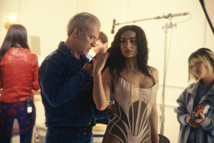 Crítica: Novo filme de Charli XCX mostra como Brat Summer quase saiu dos trilhos