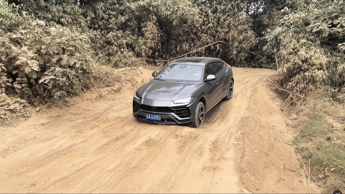 ASSISTIR: SUVs de luxo de US$ 400.000 enfrentam uma escalada brutal na areia