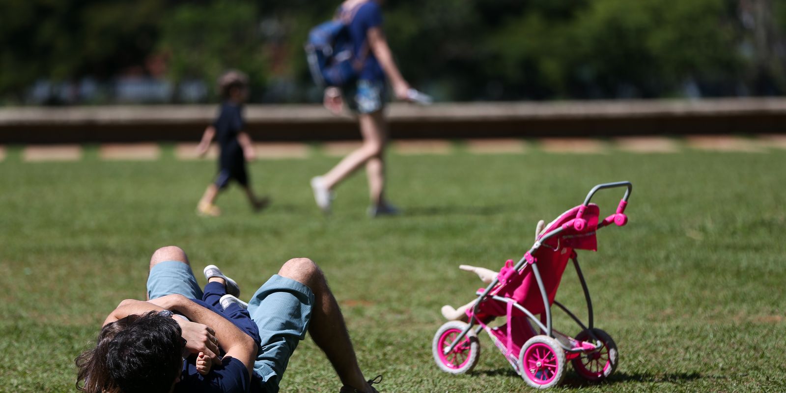 Licença-paternidade de até 20 dias é aprovada no Senado 