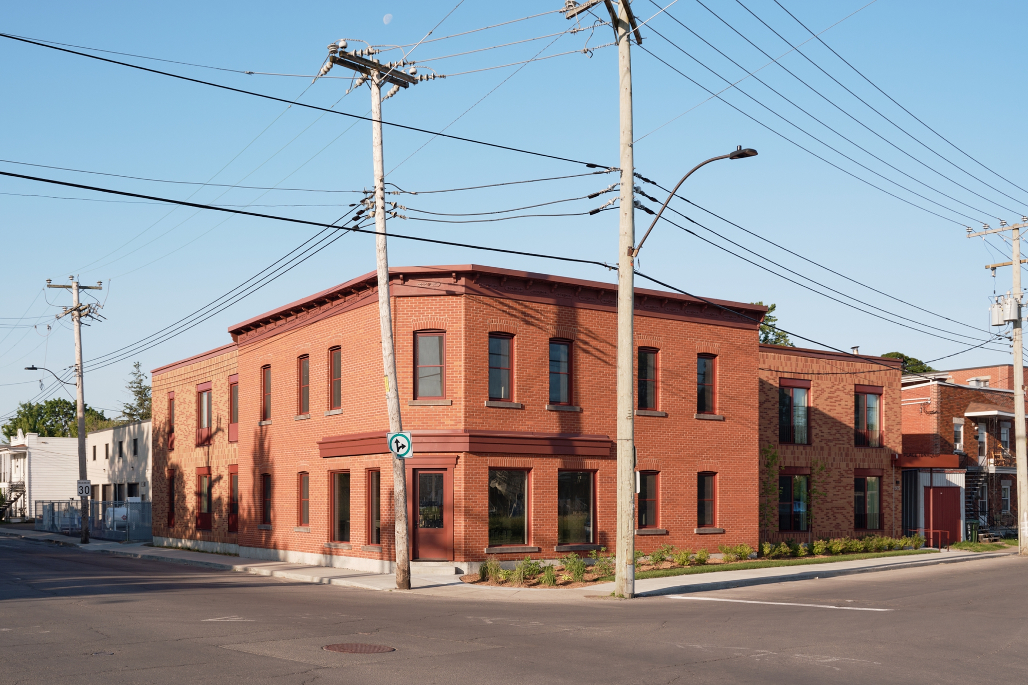 Place Tenaquip – Unidades Habitacionais Acessíveis / L. McComber