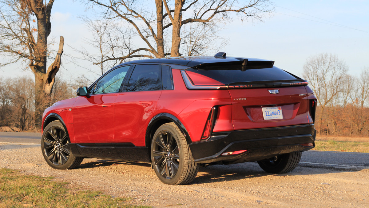 Bebê preso por 30 minutos dentro do Cadillac Lyriq após falha na bateria de 12 volts