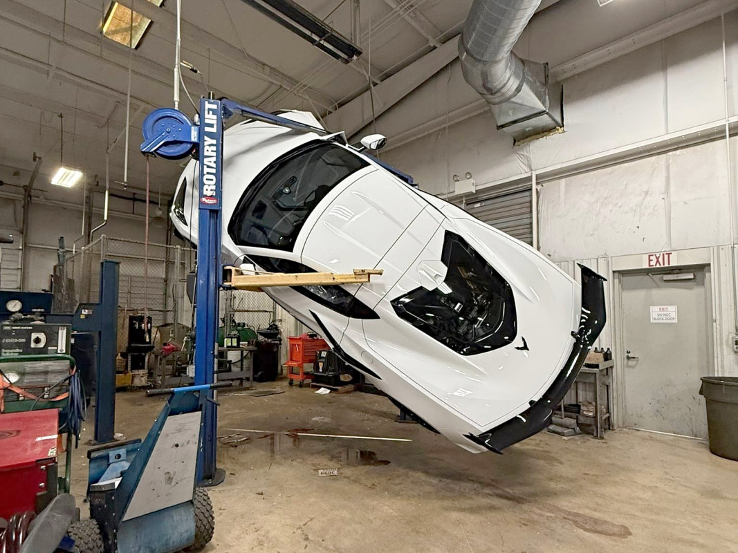 Outro Corvette cai do elevador de uma concessionária – isso está se tornando um padrão?