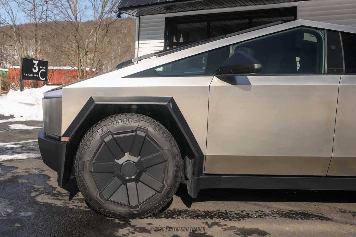 Este Tesla Cybertruck desviou para uma flecha pintada a 72 MPH