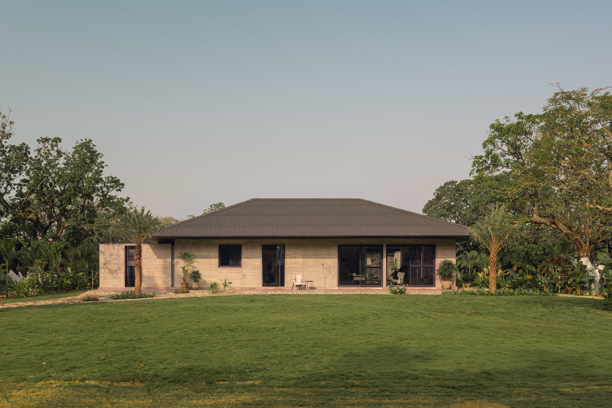 Fragrância da Casa da Terra / Neelesh Chopda Architecture LLP