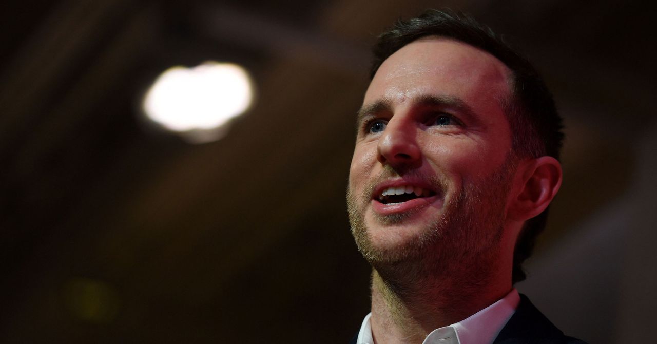 O que é aquele misterioso dispositivo metálico que o diretor de design dos EUA, Joe Gebbia, está usando?