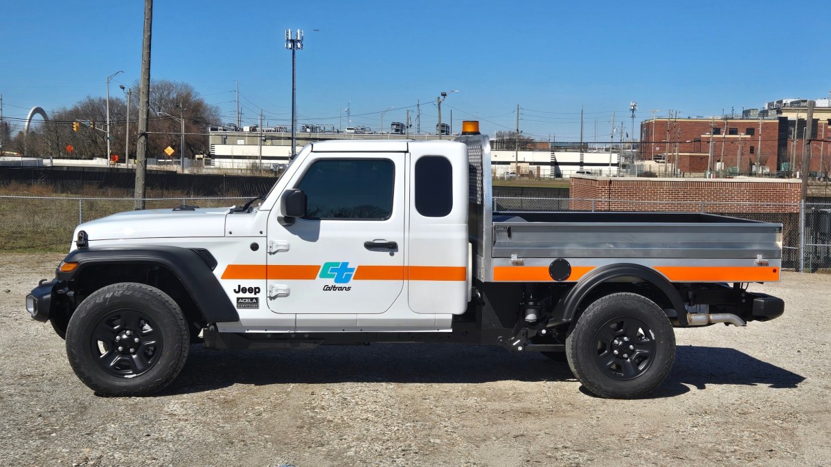 Este caminhão de trabalho Jeep Gladiator tem uma caçamba maior que meia tonelada