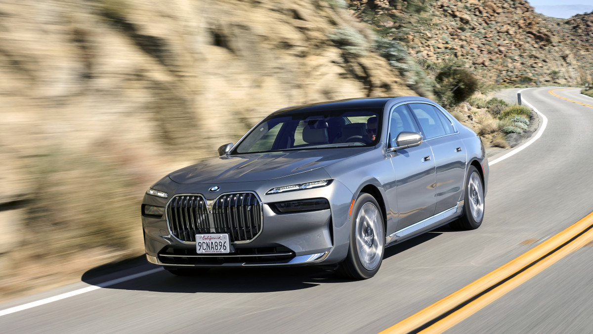 BMW afirma que seus EVs não precisam de extensores de autonomia