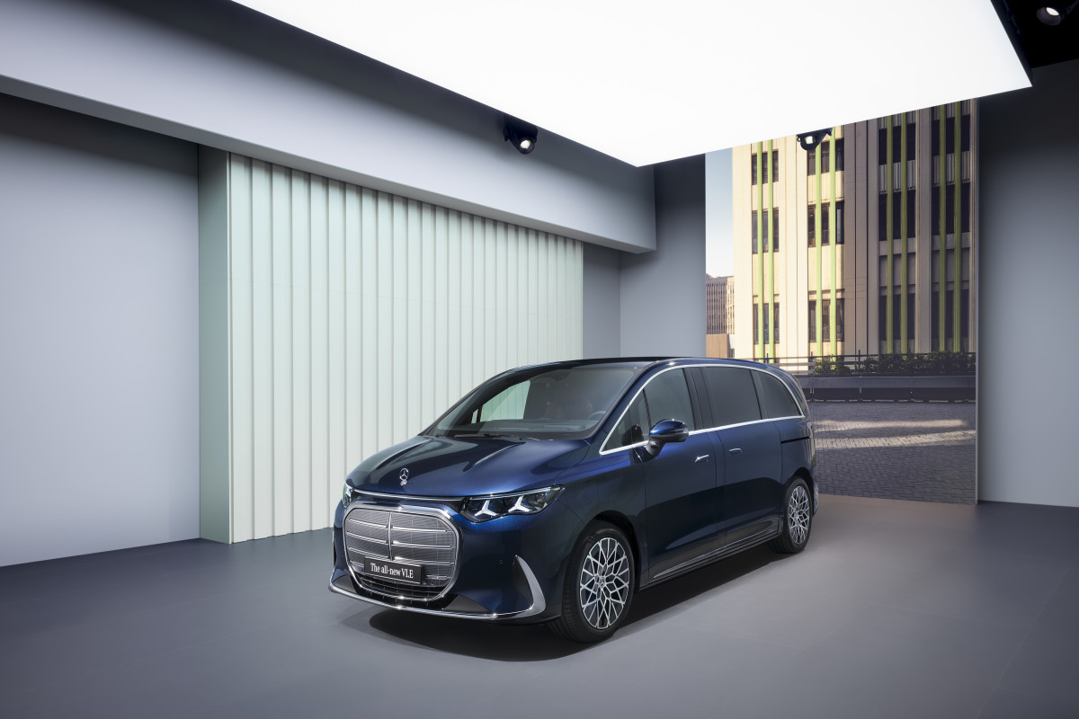 Mercedes-Benz VLE traz luxo da classe S para o segmento de minivans
