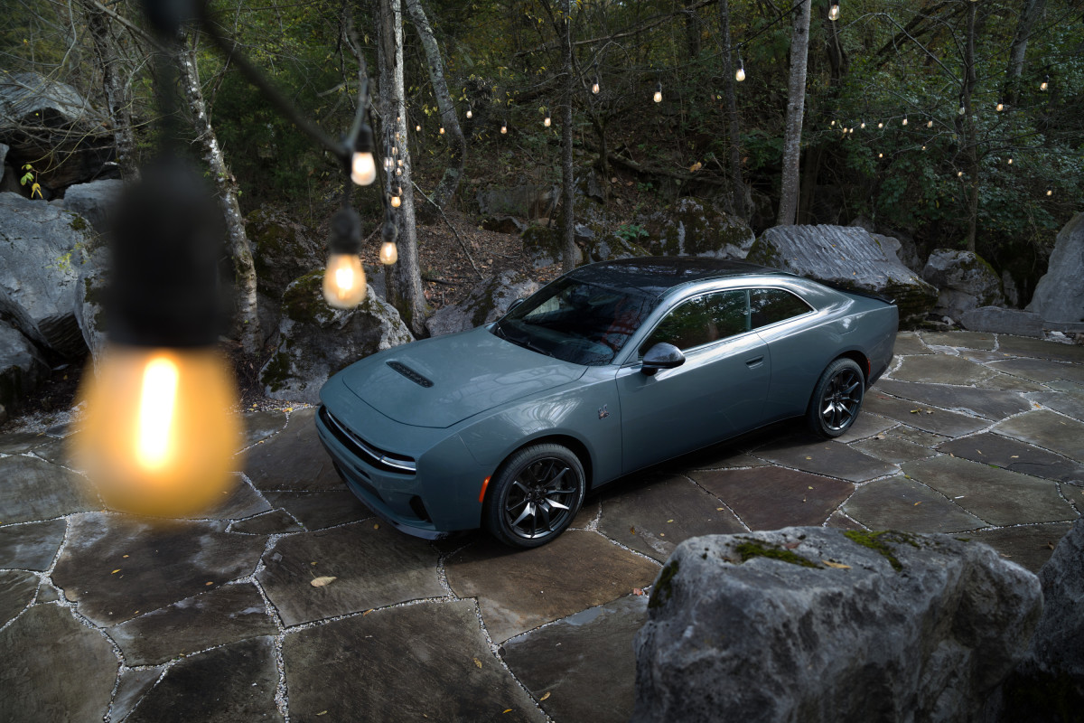 A nova pintura sub-zero do Dodge Charger muda de cor ao sol