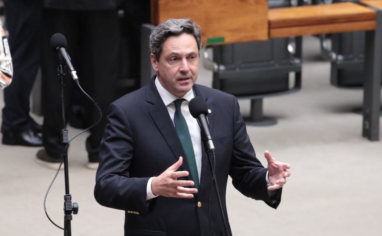 Projeto proíbe entrada e residência de estrangeiros sem documentação no Brasil – Notícias