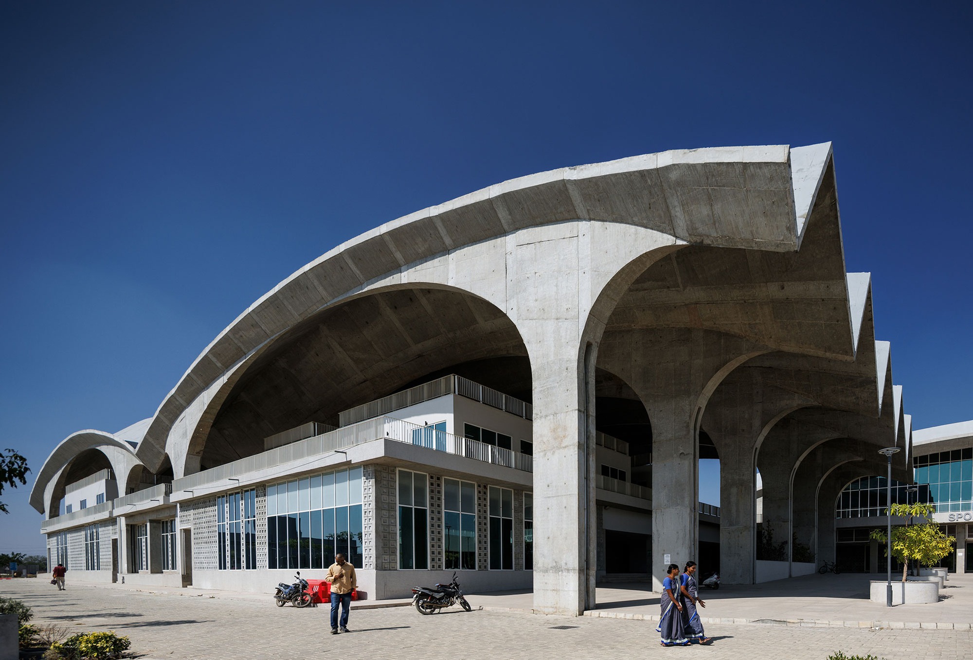 Complexo Esportivo e Cultural IIT Hyderabad / IITH Campus Design Team da Universidade de Tóquio + NIHON SEKKEI + workshop de design APL