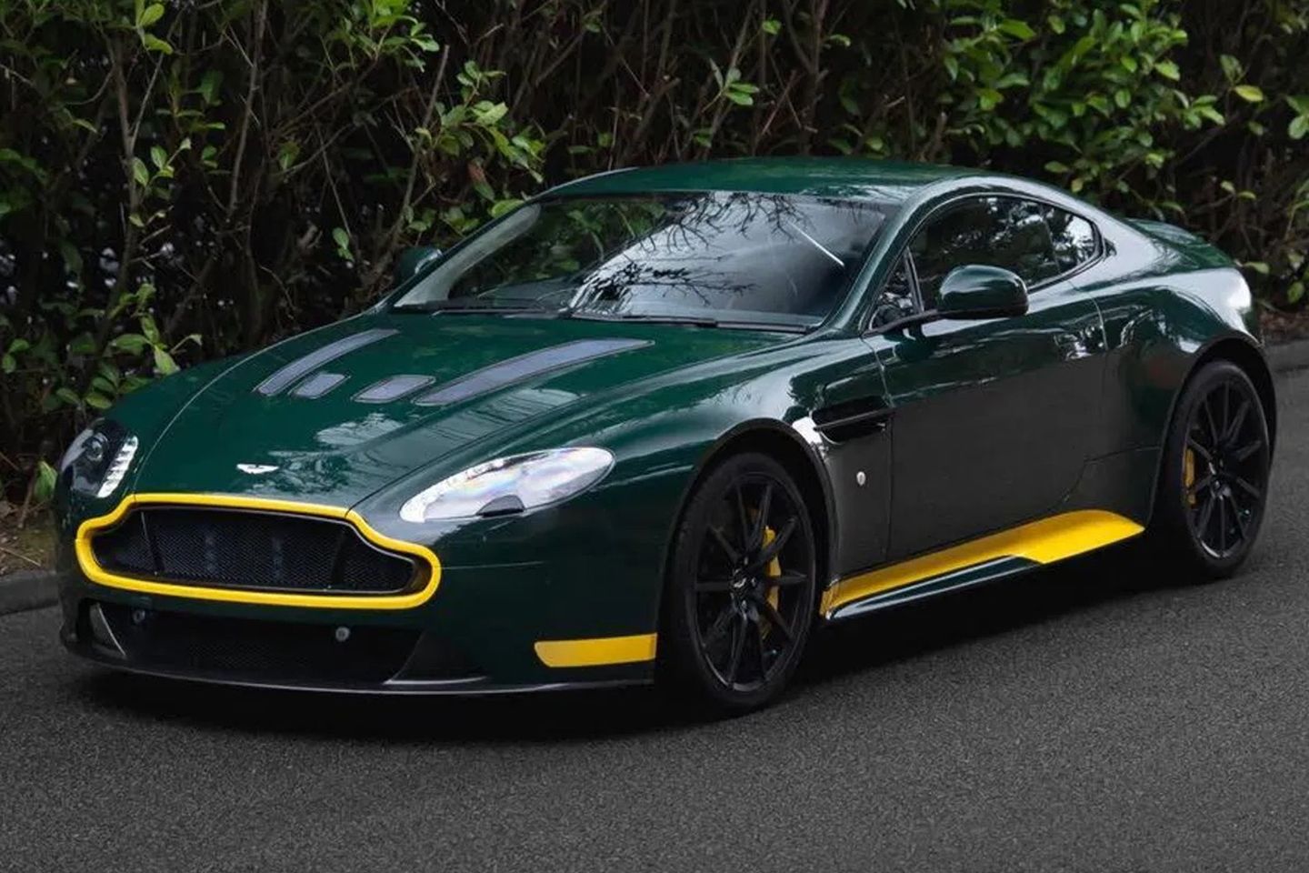 Aston Martin V12 Vantage S | Identificado