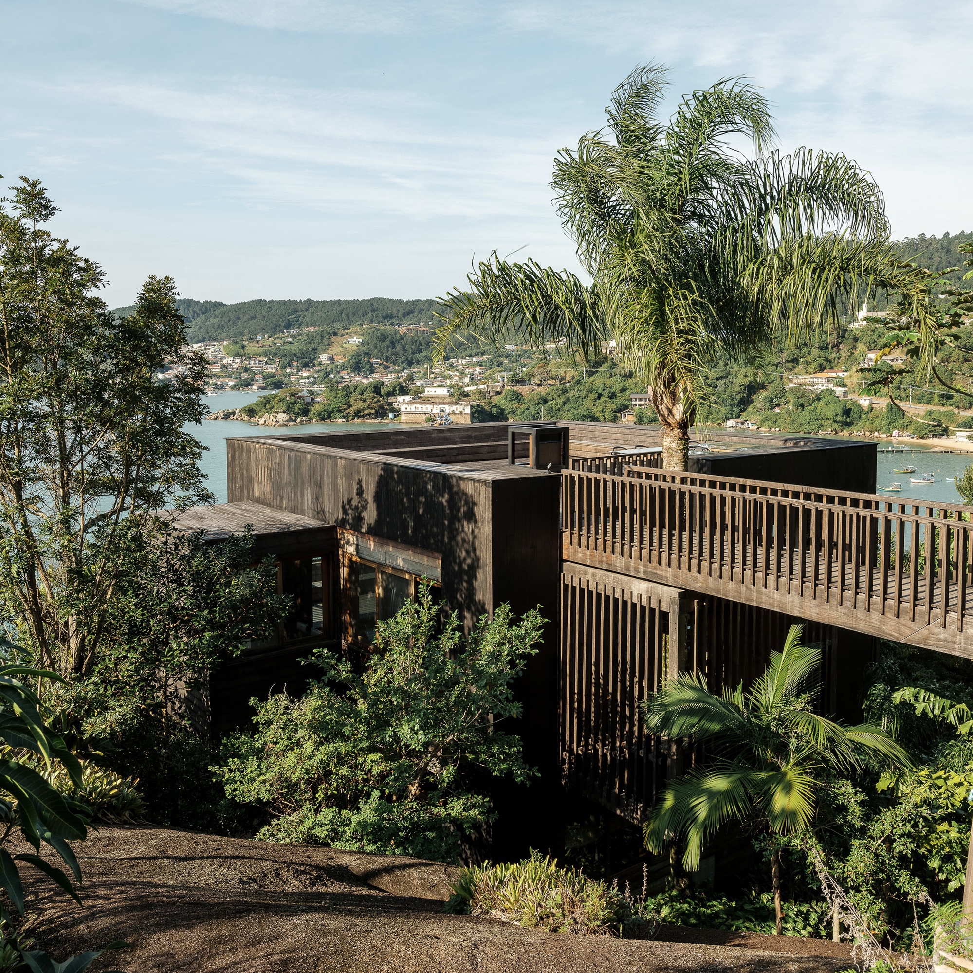 Rochas Floridas Guest House / WaCa Design + Julia Kosciuk