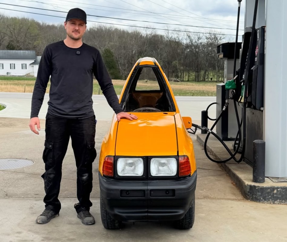 Este carro foi cortado ao meio e transformado em um monolugar