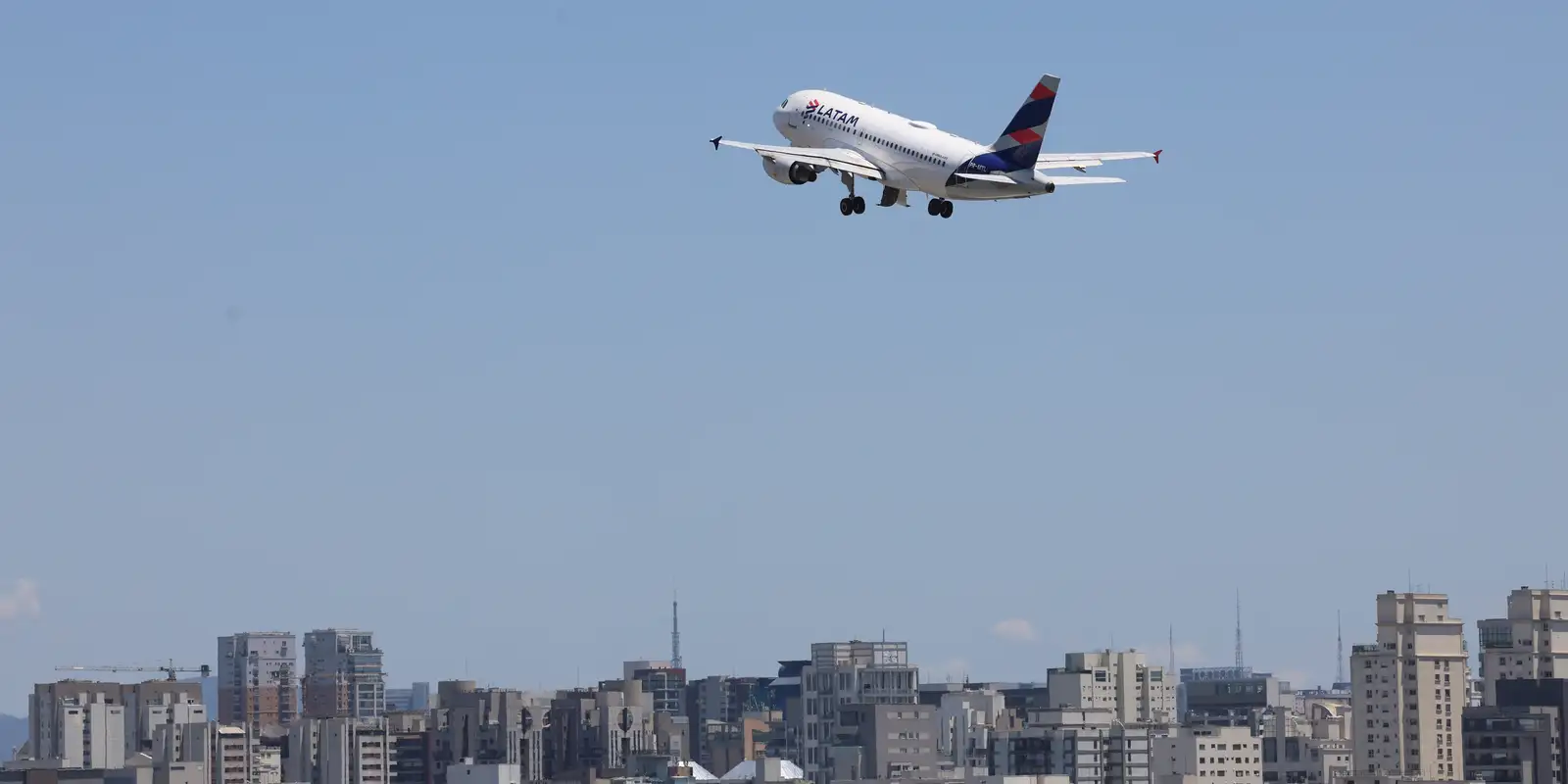 Cade investiga possível alinhamento de preços entre Latam e Gol