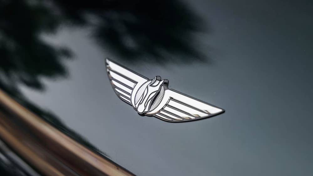 Aston Martin está processando Geely, sua co-proprietária, por logotipo semelhante