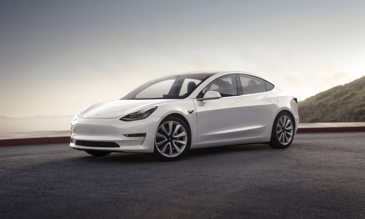 Tesla processou depois que o modelo 3 pegou fogo, matando pai e filho