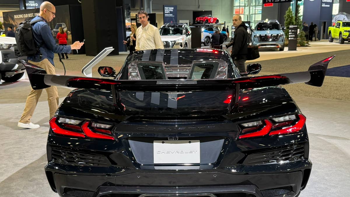 O problema do sinal de mudança de direção traseiro do Chevy Corvette agora cobre quase 33.000 C8s