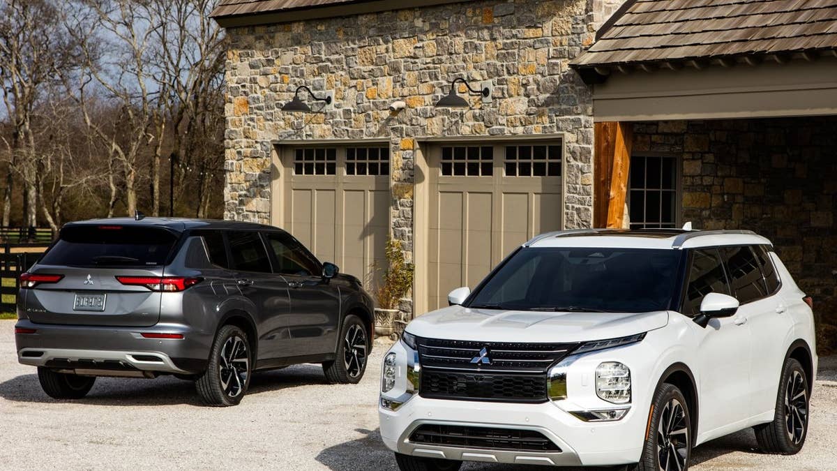 Mitsubishi faz recall de mais de 108.000 SUVs Outlander porque a porta traseira pode cair na sua cabeça