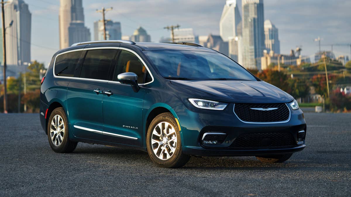 Chrysler Pacifica Hybrid é alvo de ação judicial por risco de desligamento repentino do motor