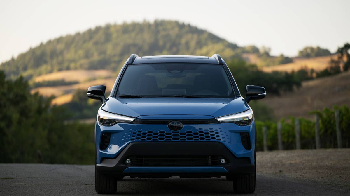 A próxima geração do Toyota Corolla Cross pode se tornar totalmente híbrida até 2028
