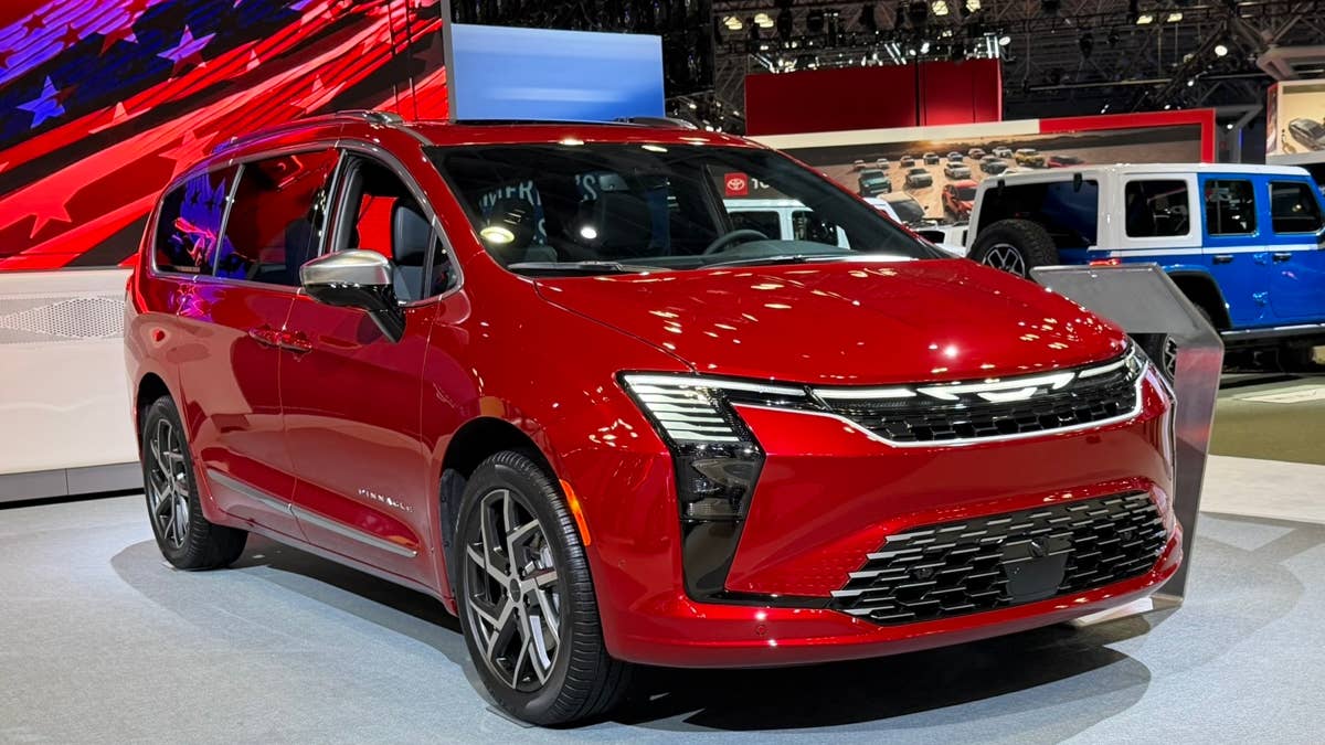 Os revendedores da Chrysler precisam de um novo modelo para vender ao lado do Pacifica – e precisam dele para ontem