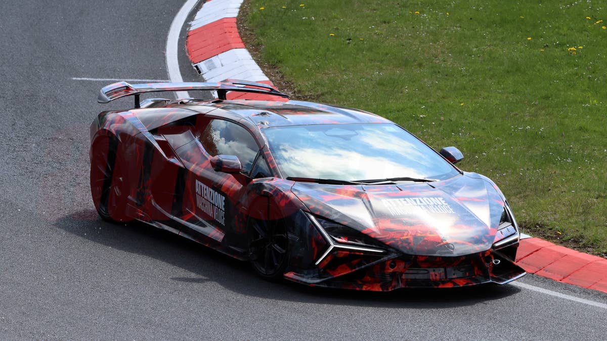 Lamborghini está testando um Revuelto SV ainda mais selvagem