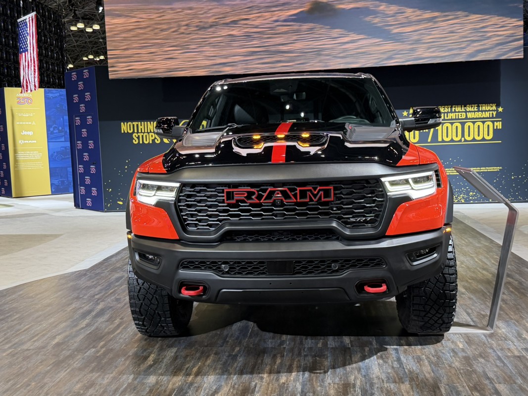 O 777-HP TRX Bloodshot Night Edition da Ram parece ainda mais selvagem pessoalmente