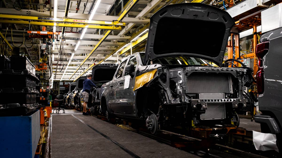 Esta fábrica de caminhões da GM acaba de construir seu 11 milhão de veículos – e foi para um funcionário