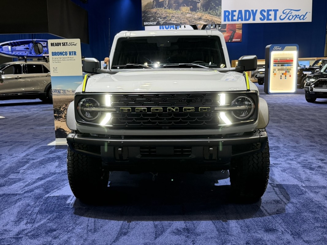Ford Bronco RTR de perto parece pronto para se divertir com o Raptor