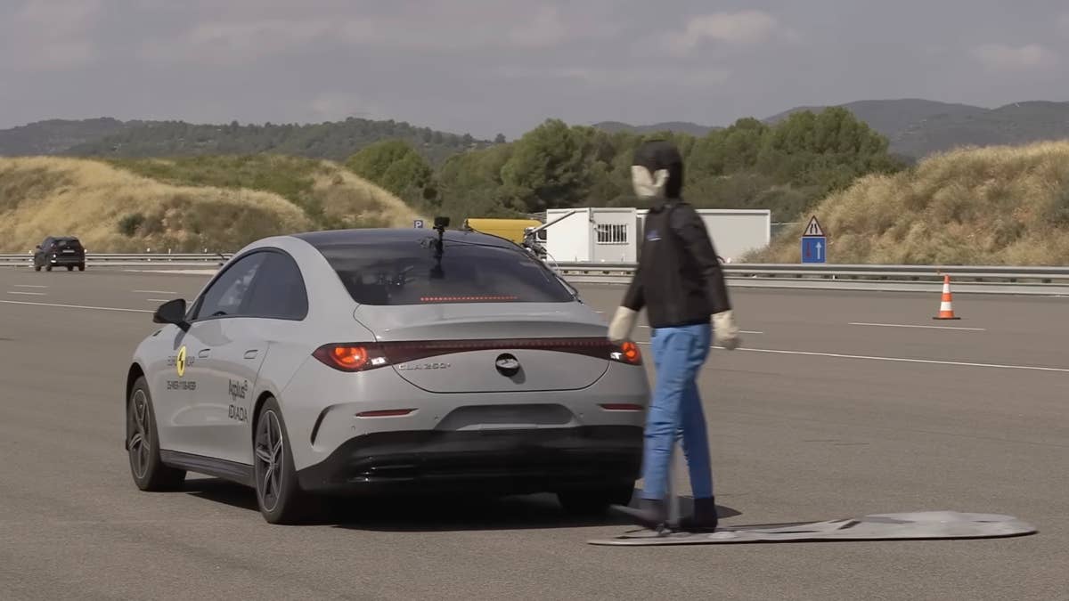 Regulador de segurança afirma que as montadoras deveriam parar de culpar a tecnologia pelo aumento dos preços dos carros
