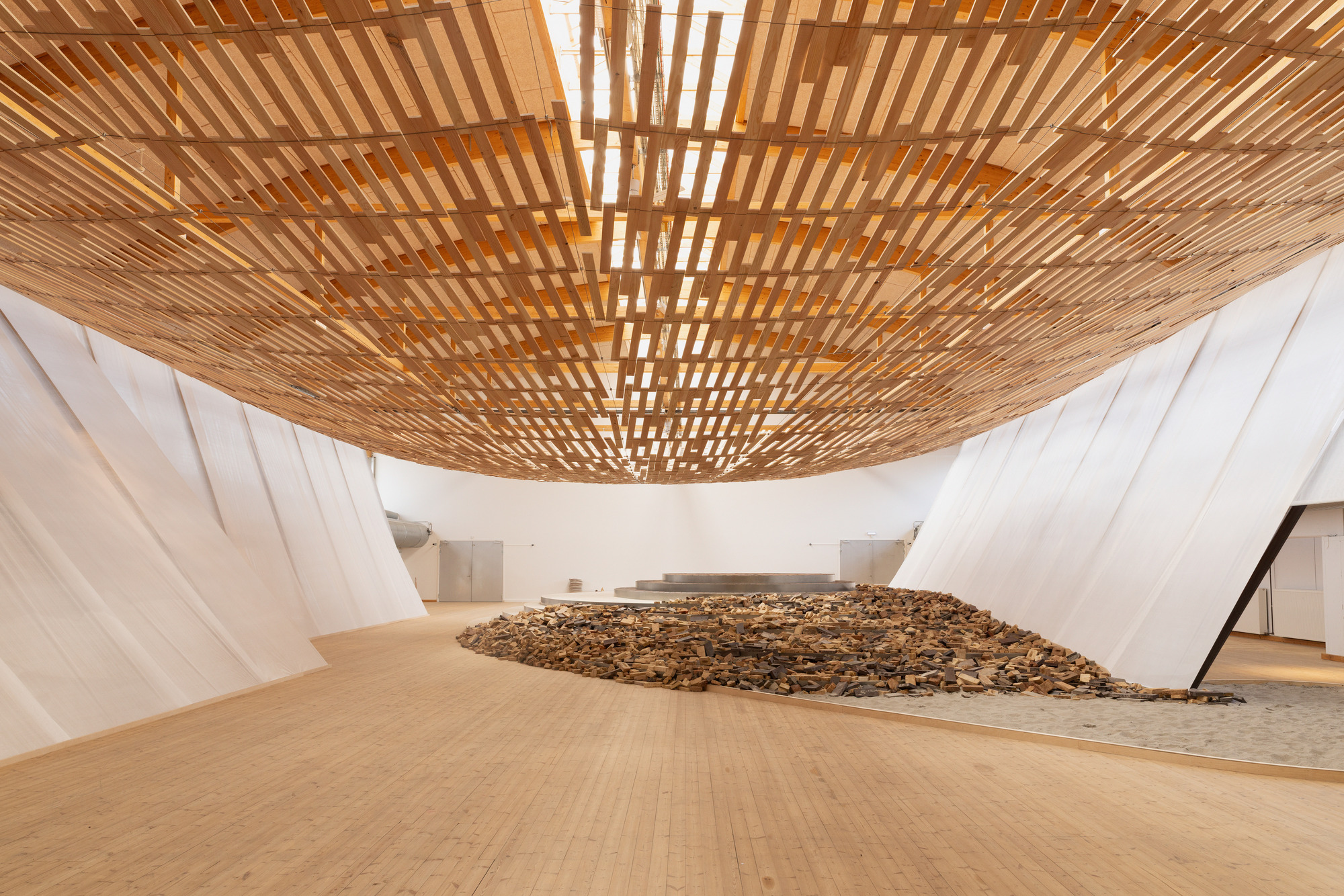 Kengo Kuma & Associates apresentam instalação específica do local “Earth | Tree” no Copenhagen Contemporary