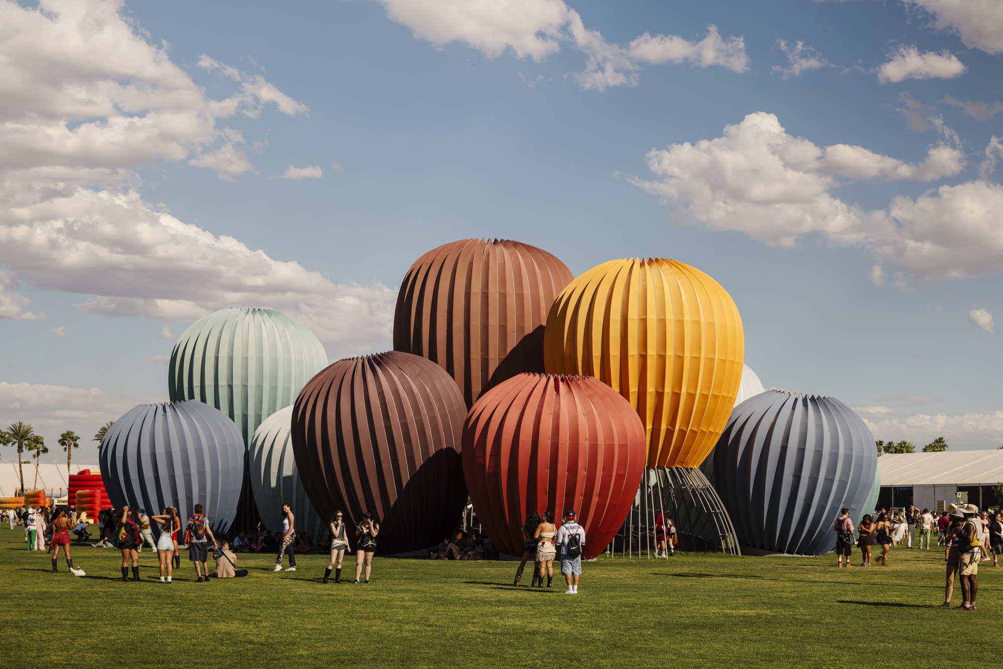 Instalações imersivas do Coachella 2026 exploram a monumentalidade e a transparência da luz no deserto da Califórnia