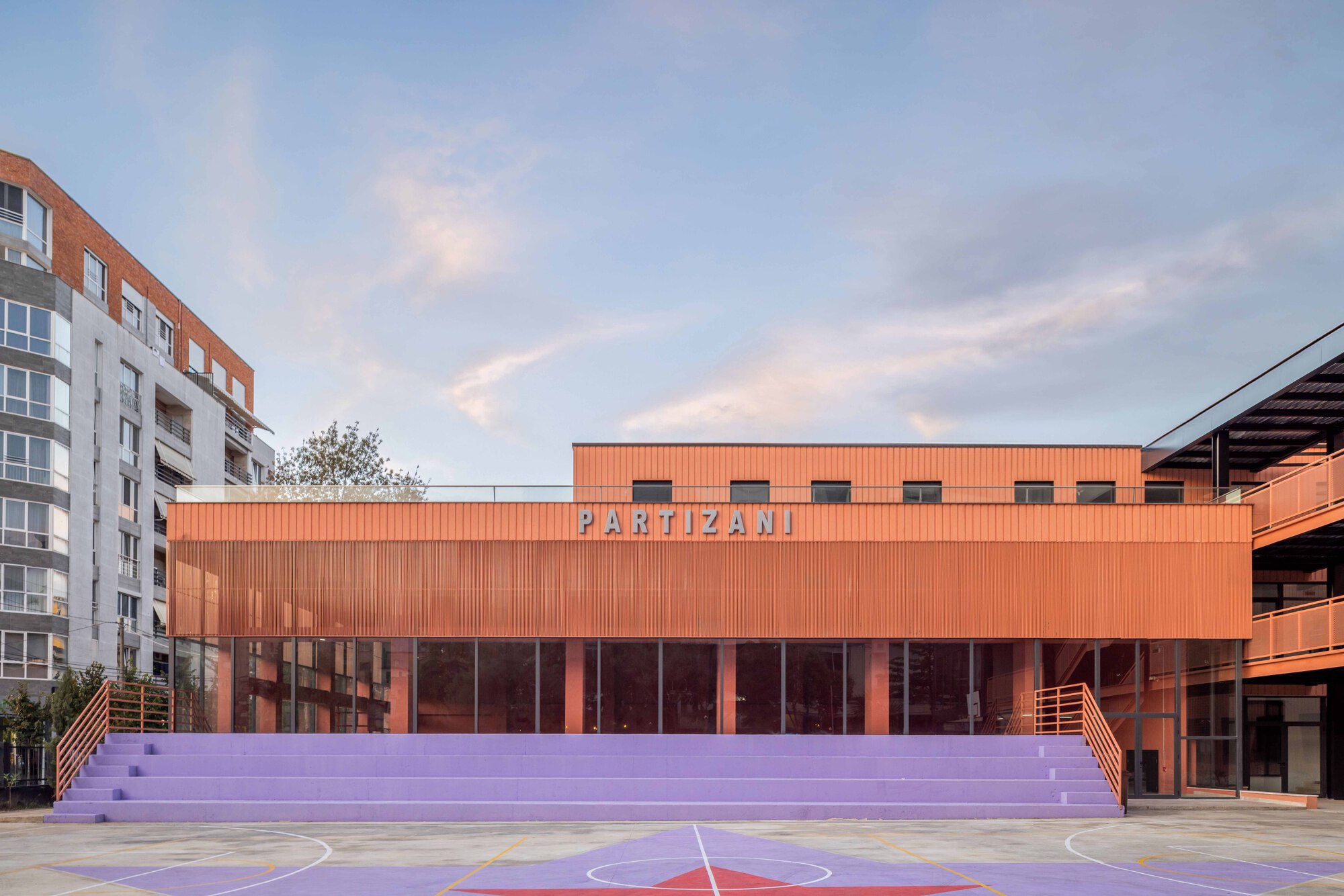 Escola Secundária Partizani / Loft Architects