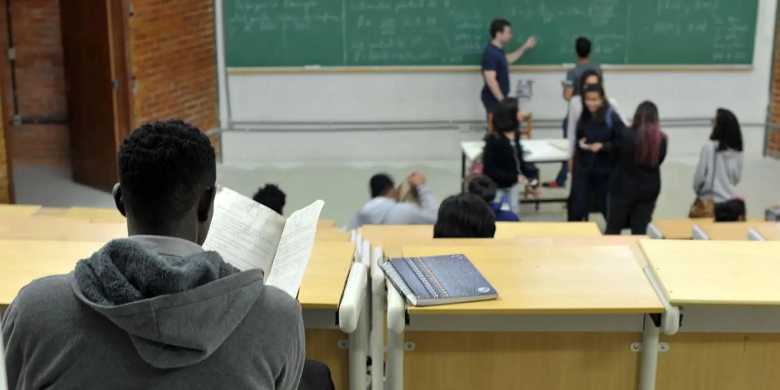 Professora: diante de IA e fakes, curso de jornalismo deve ser crítico