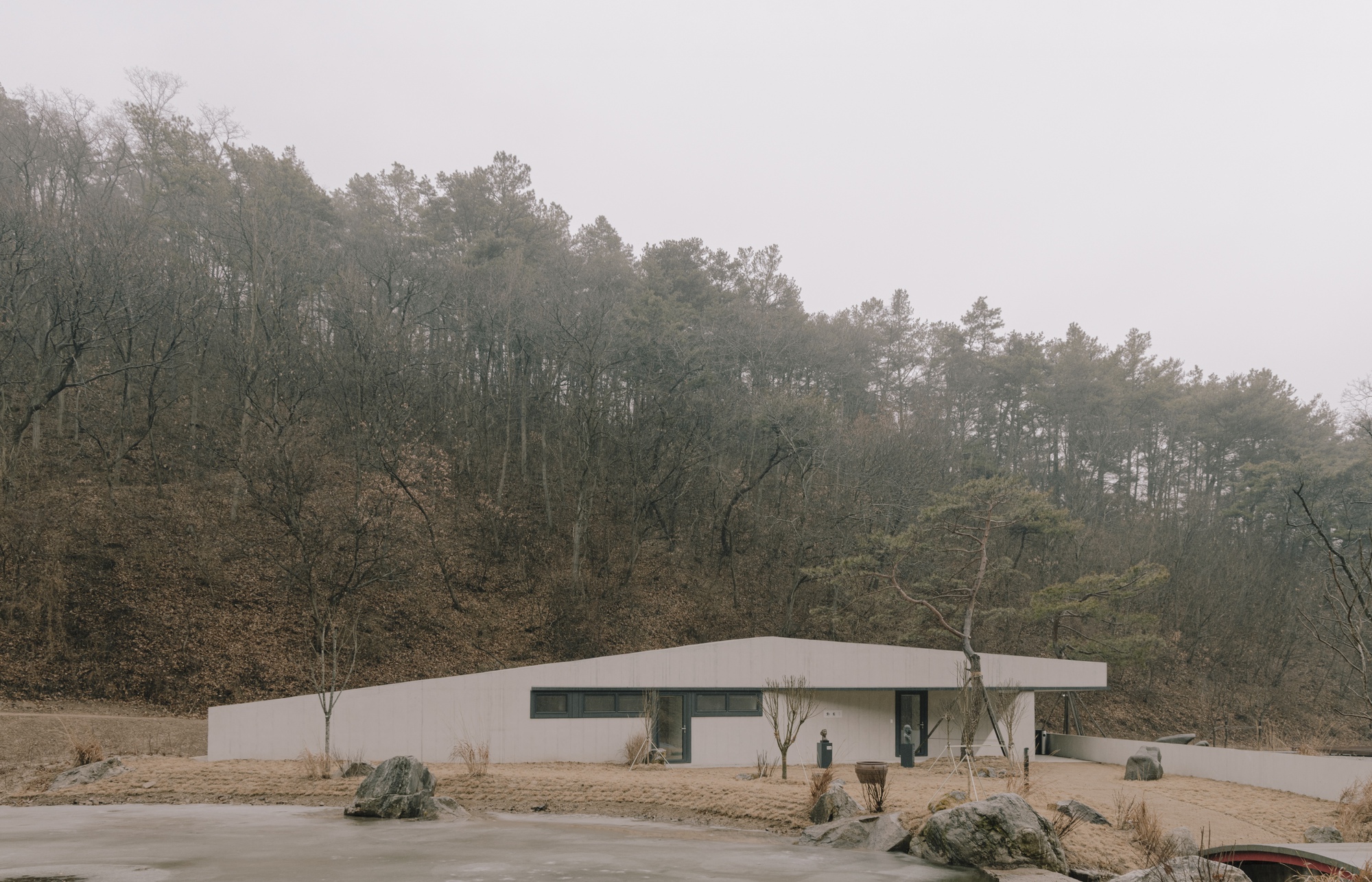 Portão do Centro de Visitas do Parque Sayuwon /liveraniandrea