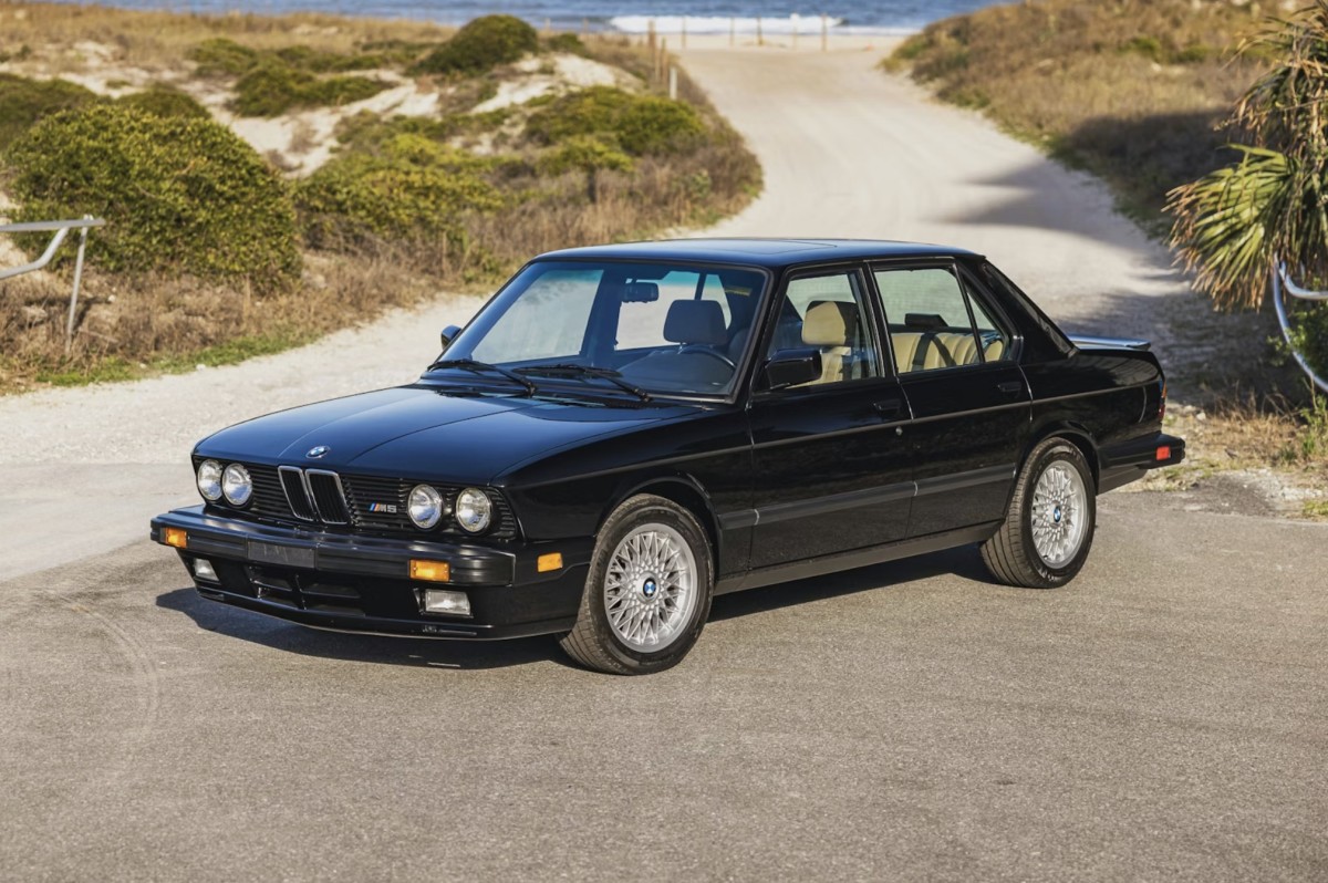 Raro E28 BMW M5 bate recorde com venda de US$ 195 mil