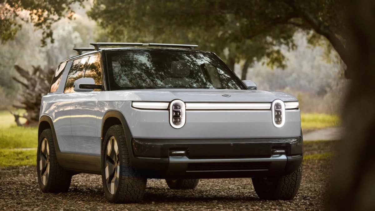 Rivian expande rede de carregamento enquanto R2 tem como alvo o Tesla Model Y